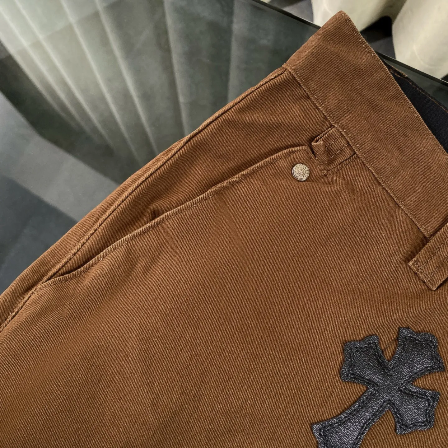 P260 chrome hearts chrome hearts personalized leopard print cross patch leather earthy brown jeans vi Top heavy industry fashionable design] Consistent high street luxury style creation. Speaking of this style, the Zangyin family and GU family are definitely the leading representative brands. Especially the Zangyin family has really achieved a state-of-the-art effect in creating high street style. The unique washed material is used to create this style. The color system is quite eye-catching. After it is decorated with patchwork cross flowers, it cleverly highlights the charm of the brand. Secondly, this style uses classic The classic high-waist cutting design highlights the long legs and fashionable temperament of the upper body. The brand is highly recognizable and the slim fit configuration is more suitable for daily wear. It is a product that interprets personality, fashion, and specifications at a glance. This single product is enough to make any fan excited. It can be a white T-shirt for youthful preppy style, or a tight suspender for lady style. It has strong matching ability and can be easily controlled by men.  [Materials and craftsmanship] Needless to say, this point goes without saying. As an excellent craftsman brand, Zangyin’s requirements for details and craftsmanship are really perfect. The washed color of this model has gone through so many processes, not to mention the embellishment of denim appliques. It is also purely hand-made and sewn. Just like what they believe in, only hand-made things have soul and have the meaning of wear. A top-notch heavy-duty fashionable denim item, I look forward to your perfect interpretation! !  Size:28-36